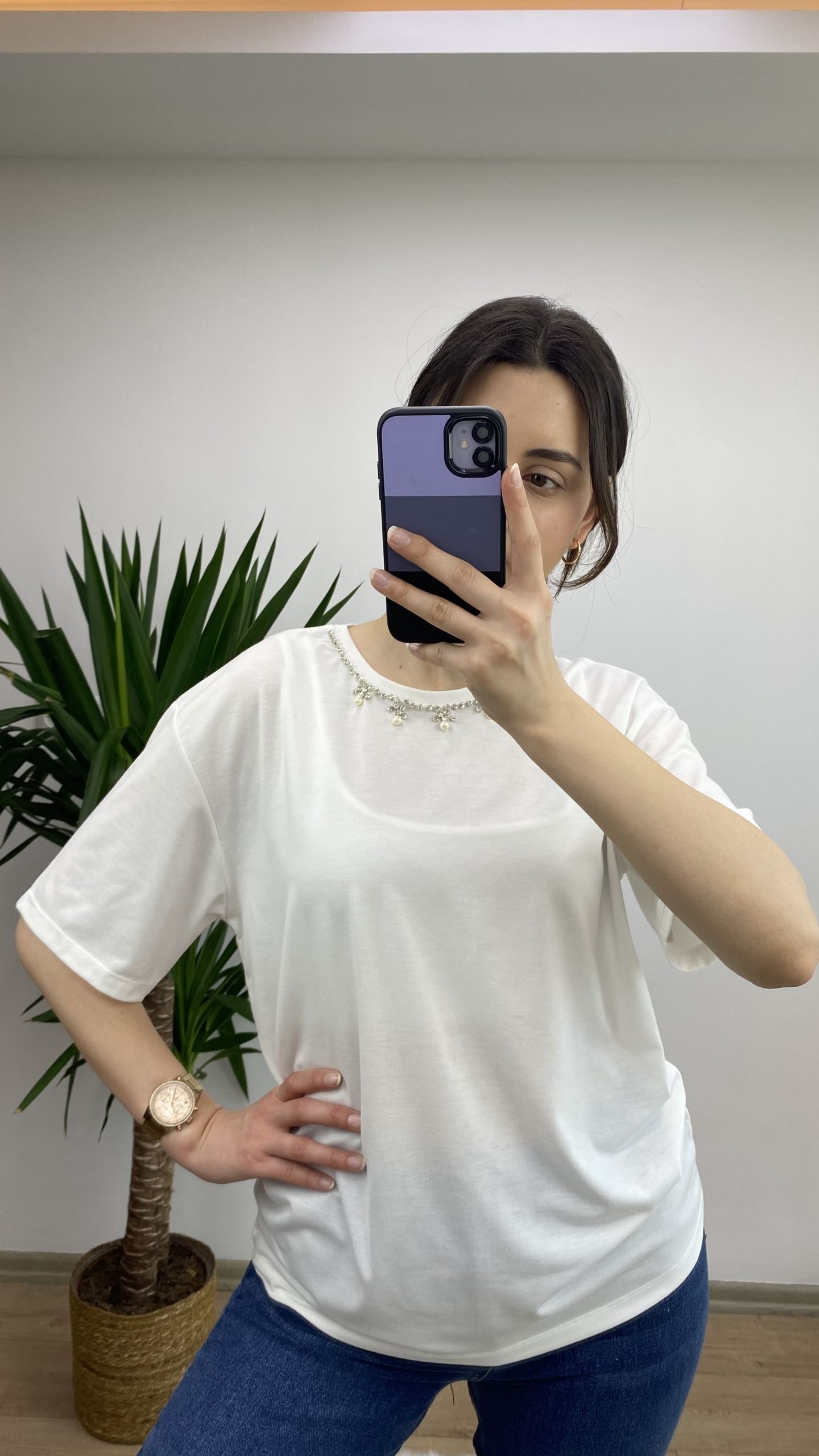Beyaz Boynu Taşlı Marka Model T-shirt - Görsel 3