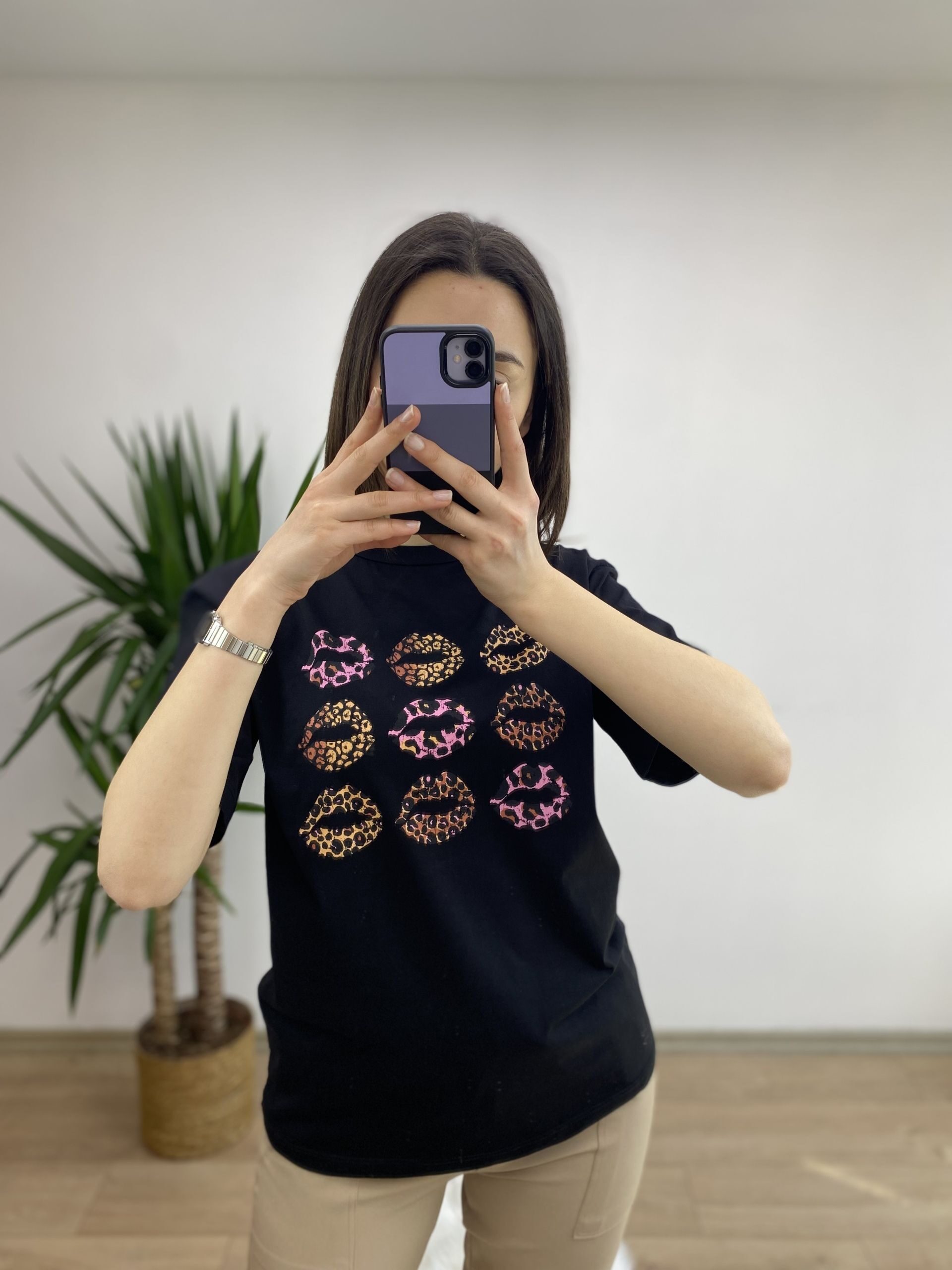 Siyah Öpücük Baskılı Tshirt - Görsel 5