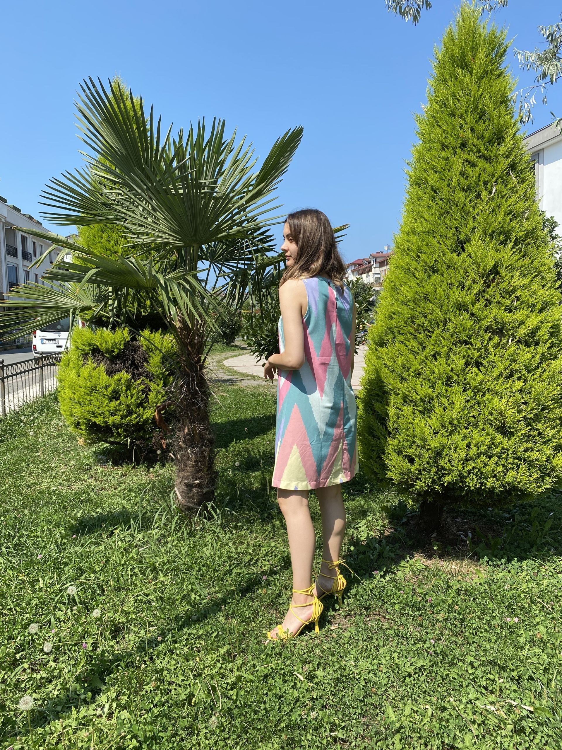 Halter Yaka Asimetrik Çan Elbise - Görsel 4
