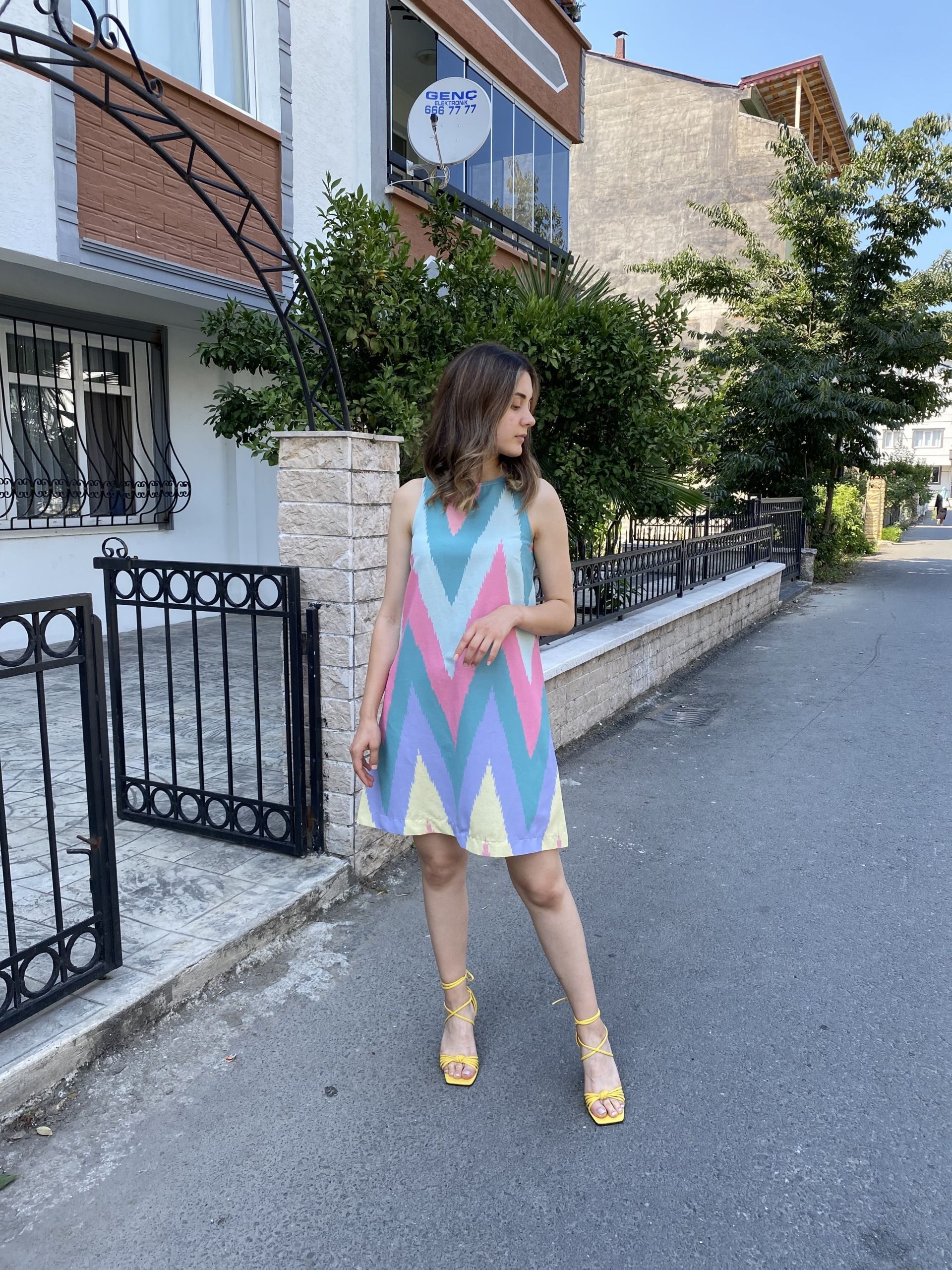 Halter Yaka Asimetrik Çan Elbise - Görsel 2