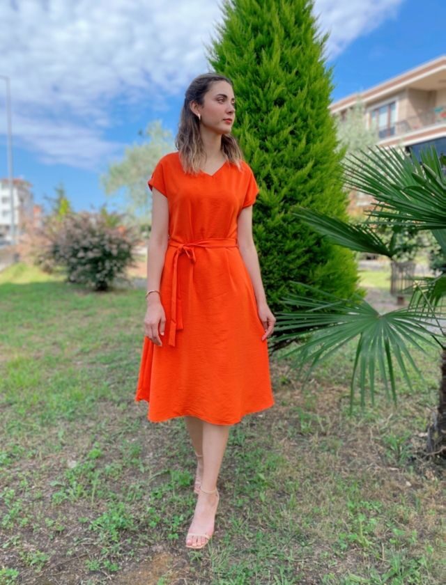 Turuncu V Yaka Beli Kuşaklı Elbise