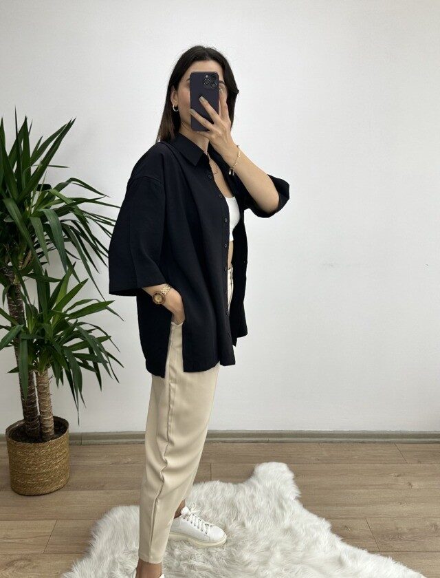 Siyah Yanları Yırtmaçlı Oversize Gömlek
