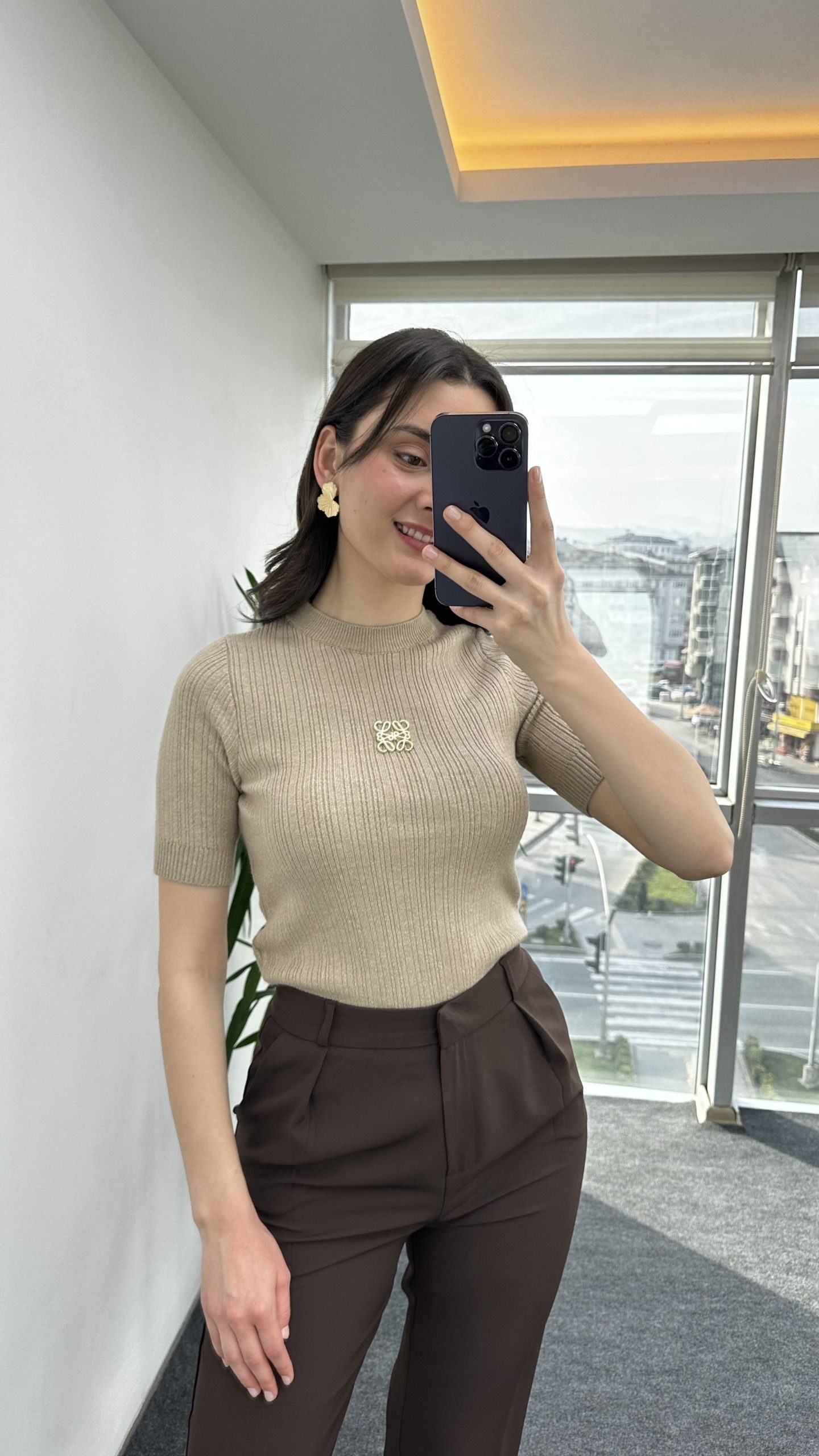 Bej Marka Model Broşlu Triko - Görsel 4