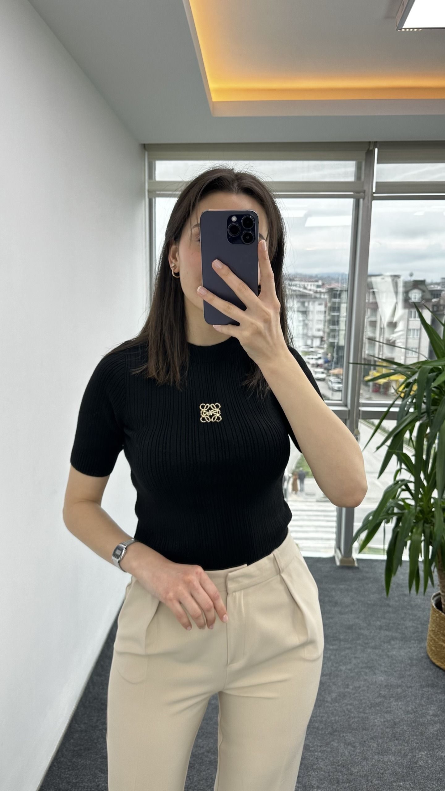 Siyah Marka Model Broşlu Triko - Görsel 3