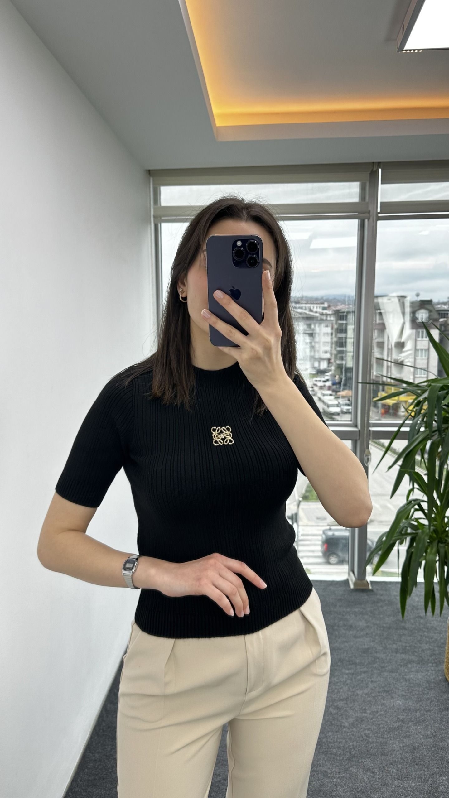 Siyah Marka Model Broşlu Triko