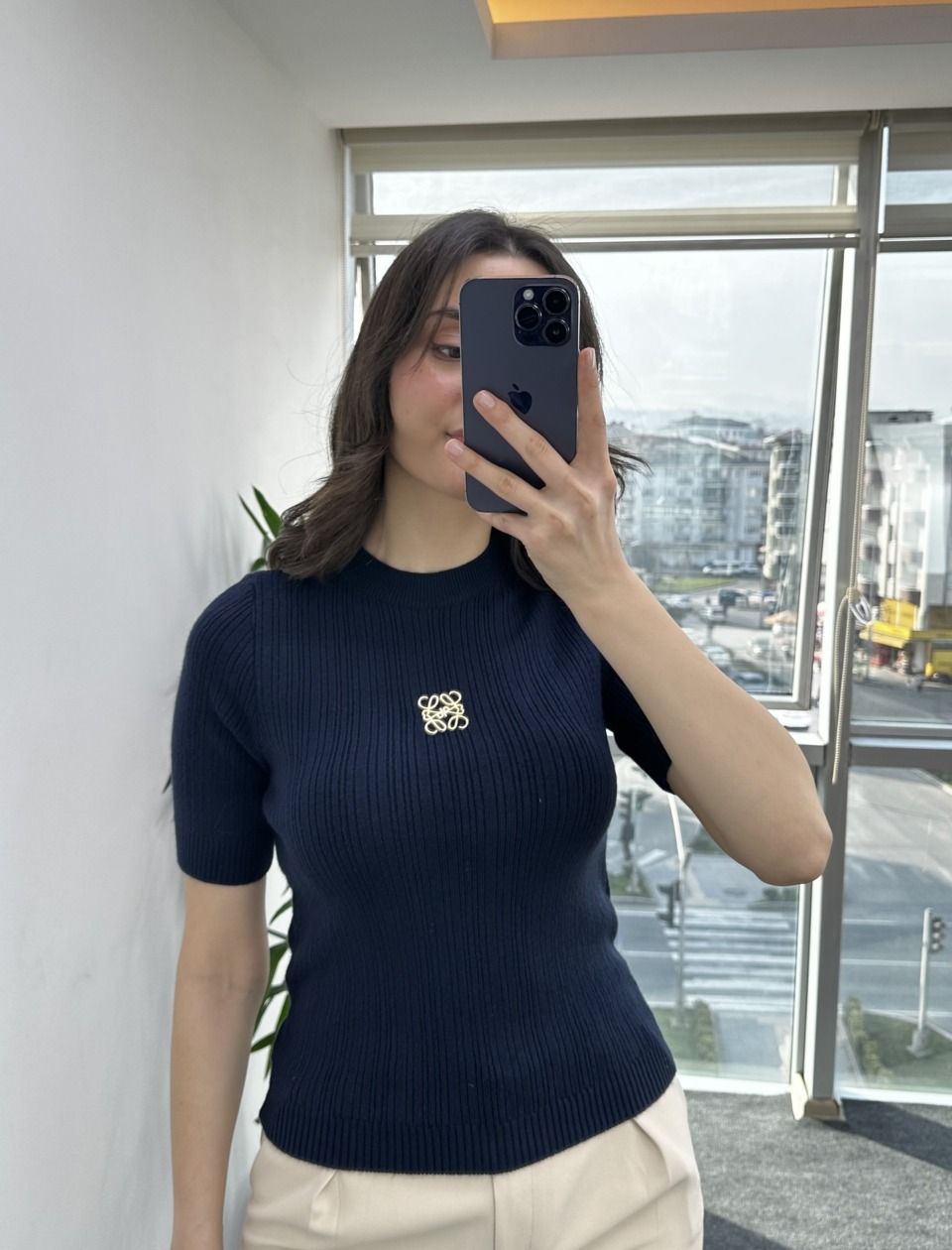 Lacivert Marka Model Broşlu Triko - Görsel 2