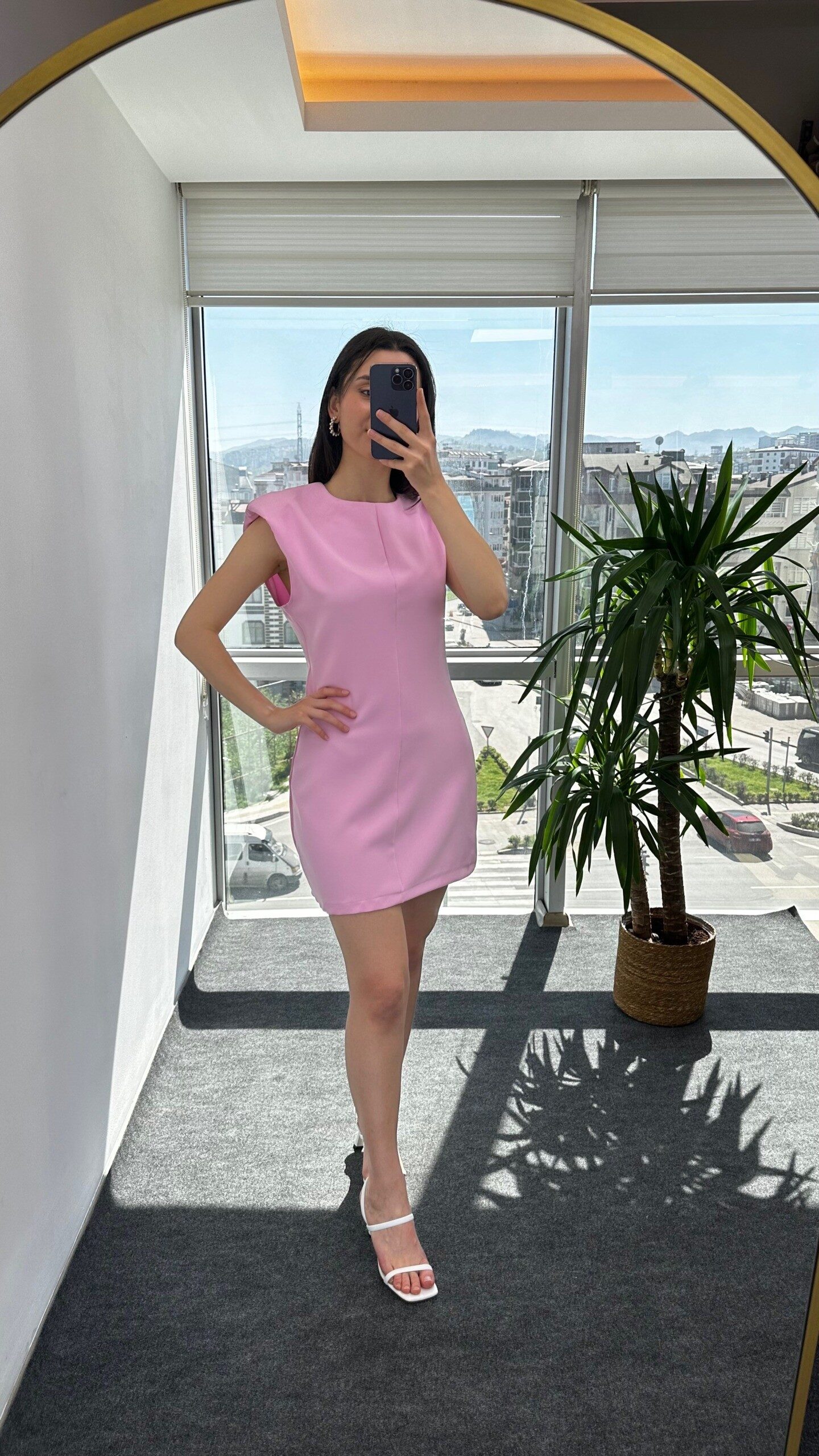 Pembe Vatkalı Kısa Elbise